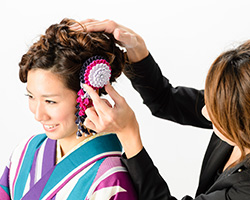 ヘアセットをしてもらう女性