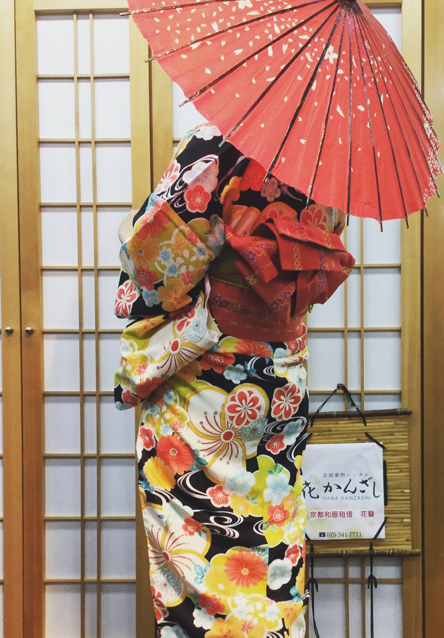 着物にきがえて和傘でお出かけ✨ | 京都着物レンタル花かんざし