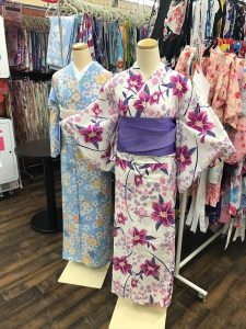 京都着物レンタル花かんざし　店内着物